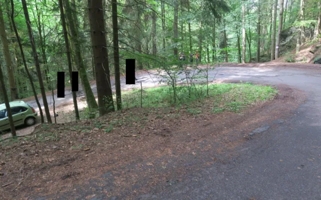 Motocyklista se chvíli nevěnoval řízení a narazil do stromu