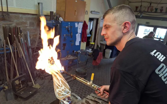 Sklář stvořil křišťálovou cenu pro nevidomé soutěžící. Symbolizuje pomoc