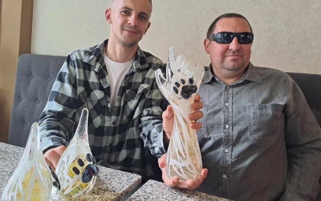 Sklář stvořil křišťálovou cenu pro nevidomé soutěžící. Symbolizuje pomoc