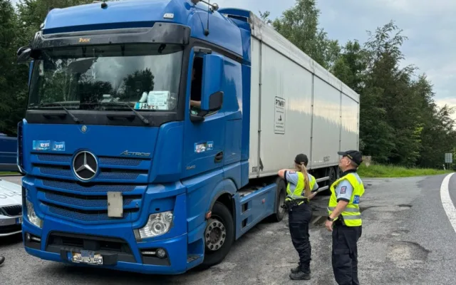 Policisté hledali nelegální migranty. Využili i přístroj na zjištění tlukotu srdce
