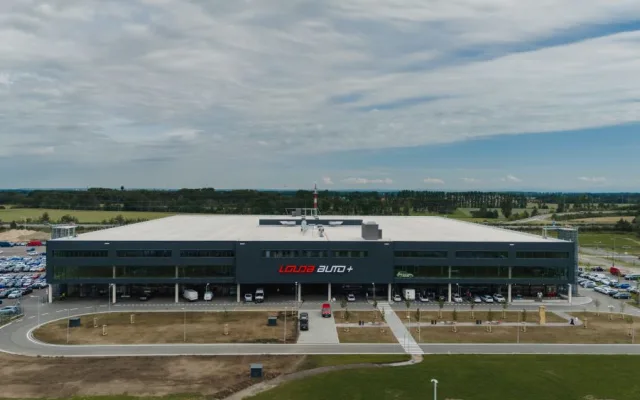 Louda Auto otevřel v Poděbradech největší autosalon předváděcích, zánovních a ojetých vozů v Evropě