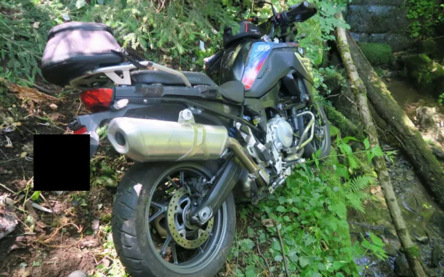 Motorkářka sjela ze srázu, vrtulník ji transportoval do nemocnice