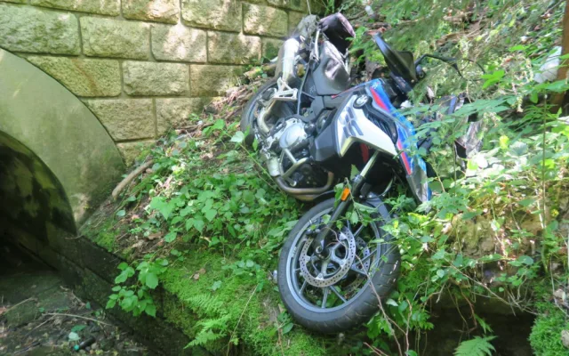 Motorkářka sjela ze srázu, vrtulník ji transportoval do nemocnice