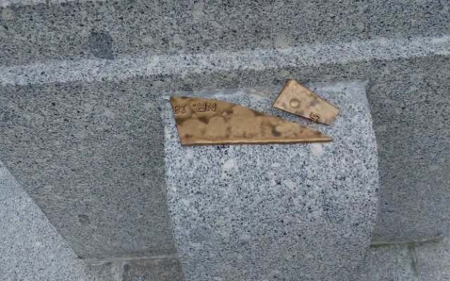 Vandalové řádili ve Frýdlantu. Poničili pomník ve Větrově, ukradenou pamětní desku ovšem nezpeněží