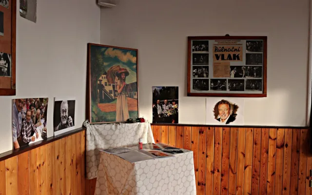 Dnes by Karel Gott oslavil 85. narozeniny. Vesnička, kam jezdil od dětství, mu věnovala muzeum