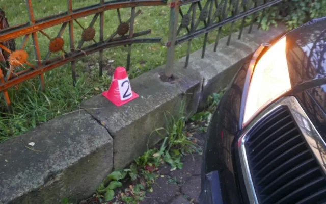 Řidič na Masaryčce dostal smyk a narazil do plotu