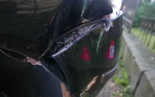 Řidič na Masaryčce dostal smyk a narazil do plotu