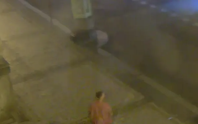Fyzické napadení u radnice. Policie hledá muže z kamerového záznamu