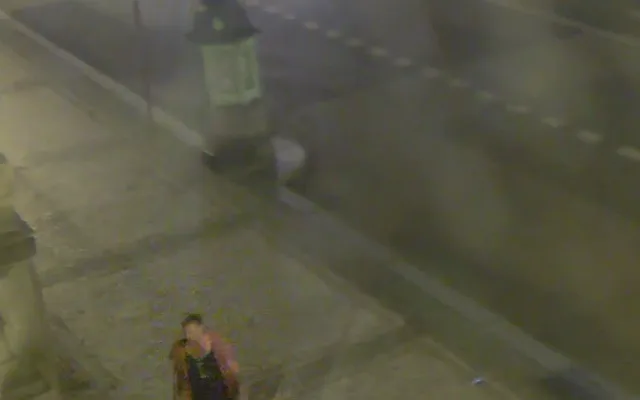 Fyzické napadení u radnice. Policie hledá muže z kamerového záznamu