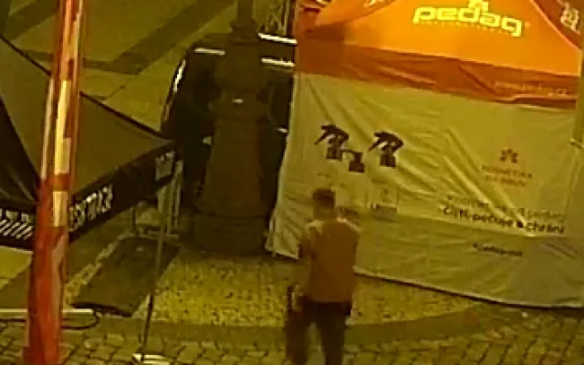Fyzické napadení u radnice. Policie hledá muže z kamerového záznamu