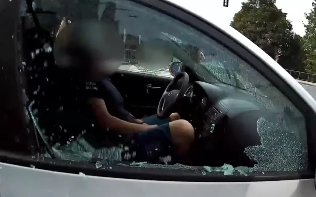 VIDEO: Policisté bojovali o život řidiče, zkolaboval v zamčeném autě uprostřed křižovatky