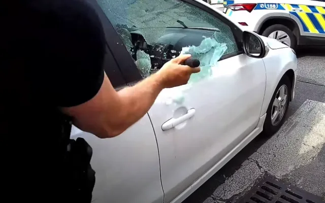 VIDEO: Policisté bojovali o život řidiče, zkolaboval v zamčeném autě uprostřed křižovatky