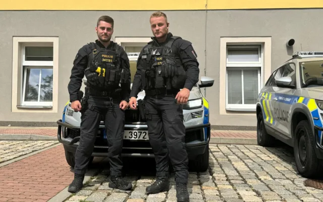 VIDEO: Policisté bojovali o život řidiče, zkolaboval v zamčeném autě uprostřed křižovatky