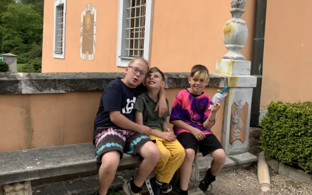 Když se narodili, vážili dohromady necelých 1200 gramů. Do života to Matějovi a Šimonovi přineslo řadu zdravotních problémů