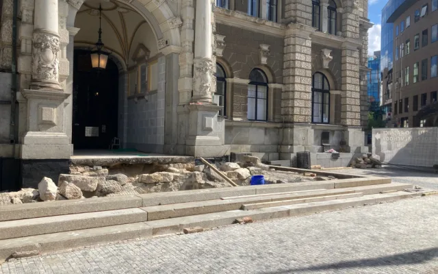 Oprava vstupního schodiště do radnice v Liberci skončí asi už v srpnu
