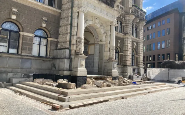 Oprava vstupního schodiště do radnice v Liberci skončí asi už v srpnu
