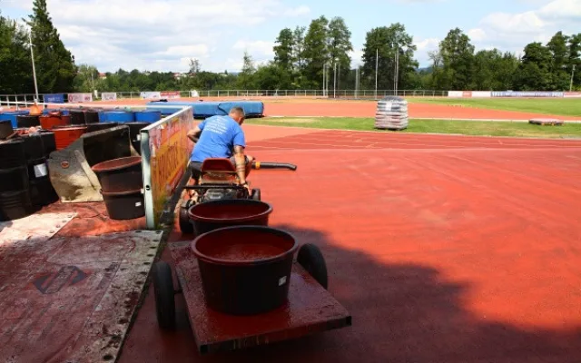 Atletický stadion v Turnově má nový povrch, dnes a zítra ho čeká lajnování drah