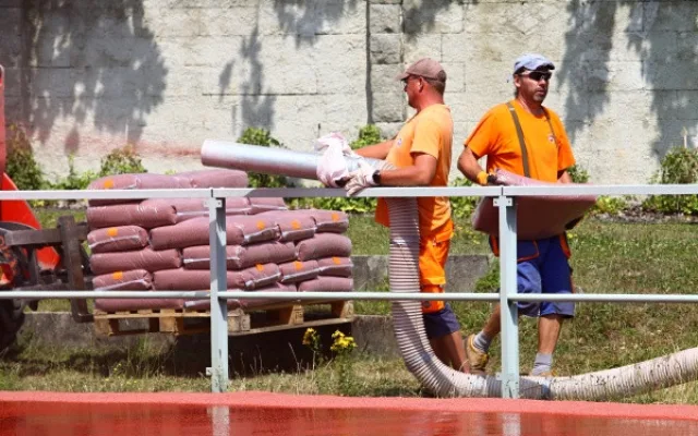 Atletický stadion v Turnově má nový povrch, dnes a zítra ho čeká lajnování drah