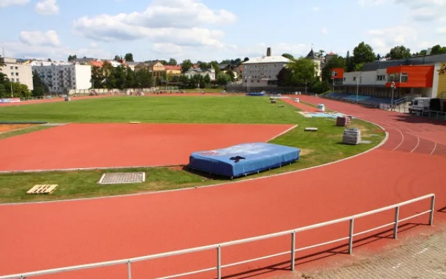 Atletický stadion v Turnově má nový povrch, dnes a zítra ho čeká lajnování drah