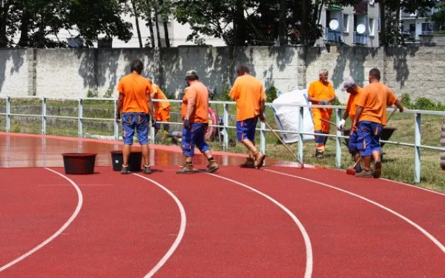 Atletický stadion v Turnově má nový povrch, dnes a zítra ho čeká lajnování drah