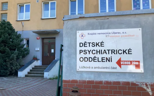 Liberecká nemocnice hledá firmu na opravu dětské psychiatrie.