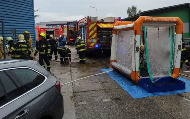 V Jablonci vytekla z barelu na korbě náklaďáku kyselina dusičná. Zasahují hasiči