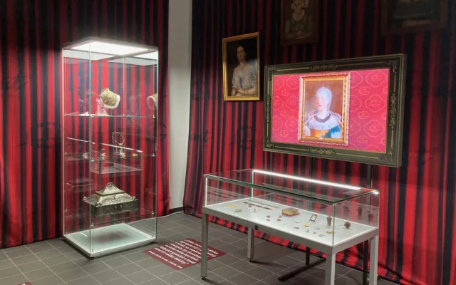 V Liebiegově paláci začala výstava šperků s českým granátem. Doplní ji přednášky, přehlídka i šperkařské dílny