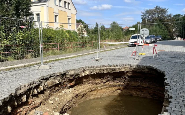 Po silném dešti se v Jablonci propadla část silnice v Souběžné ulici