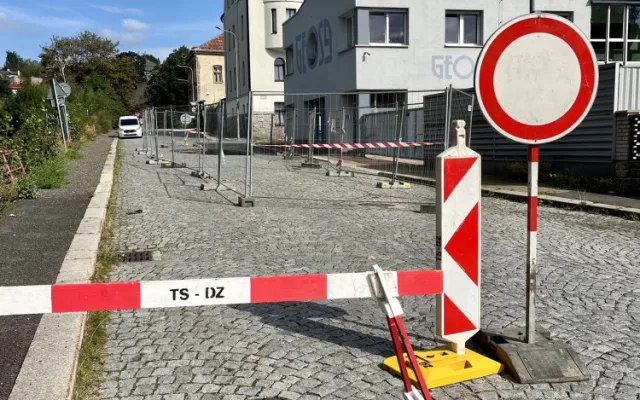 Po silném dešti se v Jablonci propadla část silnice v Souběžné ulici
