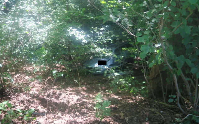 Taxikář uhýbal autu v protisměru a spadl ze srázu. Policie hledá řidiče druhého auta, který z místa ujel