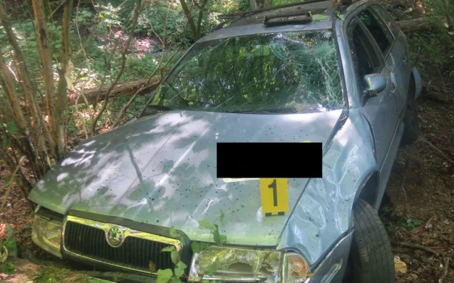 Taxikář uhýbal autu v protisměru a spadl ze srázu. Policie hledá řidiče druhého auta, který z místa ujel