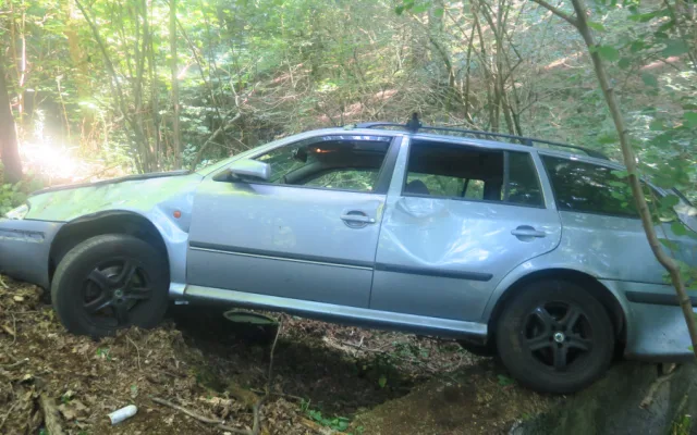 Taxikář uhýbal autu v protisměru a spadl ze srázu. Policie hledá řidiče druhého auta, který z místa ujel