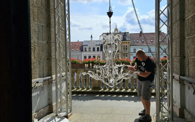 Balkon liberecké radnice zdobí křišťálový lustr Marie Terezie. Oslavuje 300 let svítidel na severu Čech