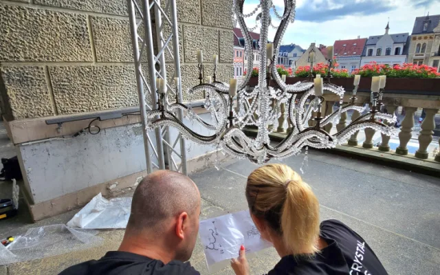 Balkon liberecké radnice zdobí křišťálový lustr Marie Terezie. Oslavuje 300 let svítidel na severu Čech