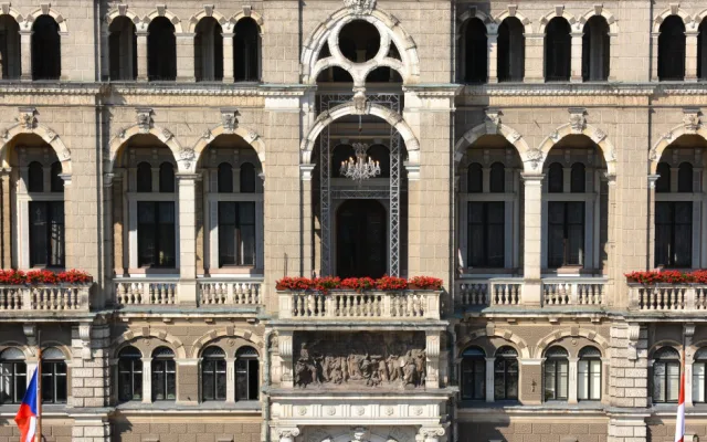 Balkon liberecké radnice zdobí křišťálový lustr Marie Terezie. Oslavuje 300 let svítidel na severu Čech