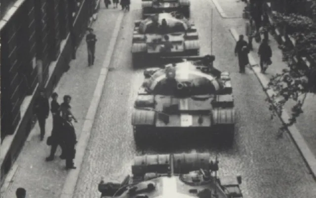 Iditě domoj. Tankům se před šestapadesáti lety postavily v ulicích Liberce stovky lidí