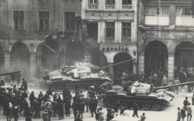 Iditě domoj. Tankům se před šestapadesáti lety postavily v ulicích Liberce stovky lidí