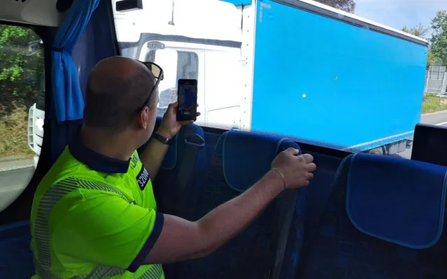 Řidiče kontroloval speciální policejní autobus. Policisté odhalili desítky přestupků