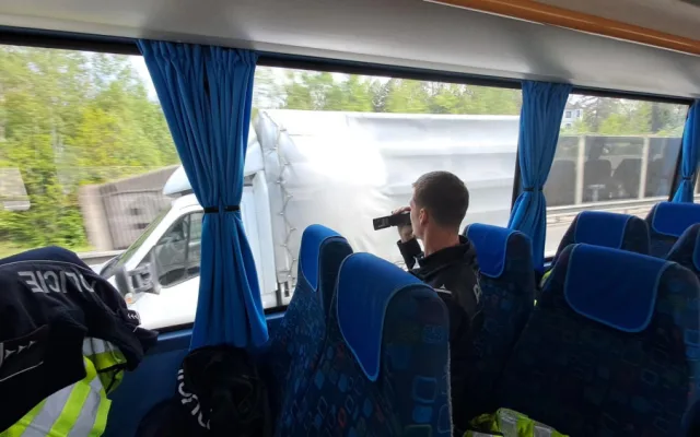 Řidiče kontroloval speciální policejní autobus. Policisté odhalili desítky přestupků