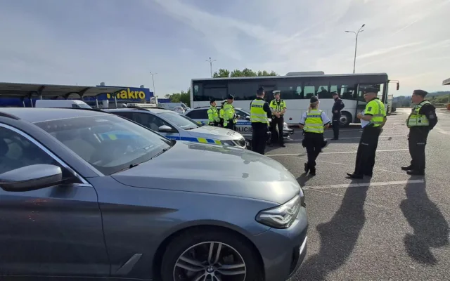 Řidiče kontroloval speciální policejní autobus. Policisté odhalili desítky přestupků