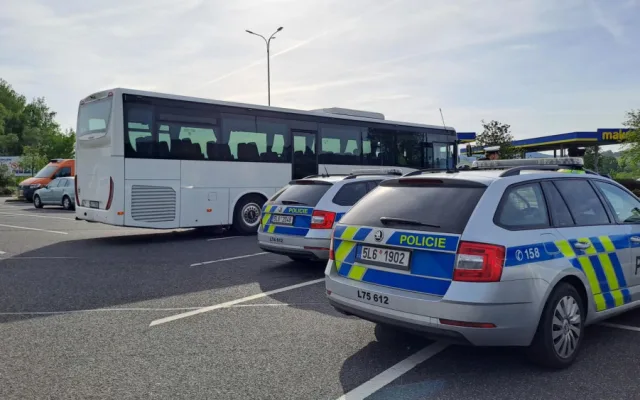 Řidiče kontroloval speciální policejní autobus. Policisté odhalili desítky přestupků