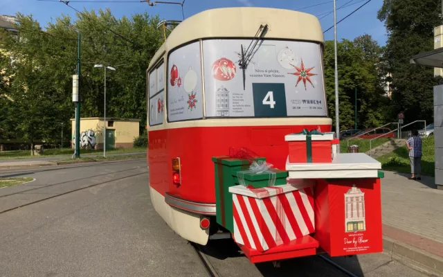 Mezi Libercem a Jabloncem jezdí vánoční tramvaj, příští týden bude vánoční atmosféru šířit na trase Liberec - Vratislavice