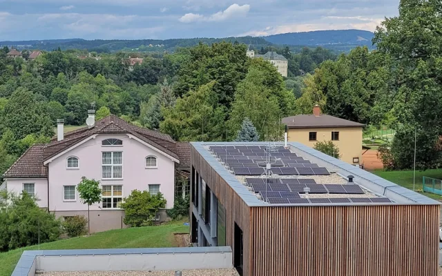 Turnov investuje do energetické soběstačnosti. Na dvou městských budovách zřídil fotovoltaické elektrárny