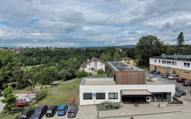Turnov investuje do energetické soběstačnosti. Na dvou městských budovách zřídil fotovoltaické elektrárny
