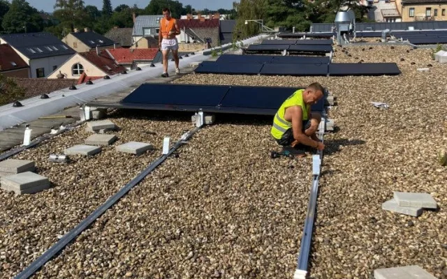 Turnov investuje do energetické soběstačnosti. Na dvou městských budovách zřídil fotovoltaické elektrárny