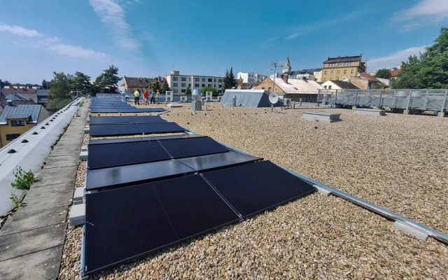 Turnov investuje do energetické soběstačnosti. Na dvou městských budovách zřídil fotovoltaické elektrárny