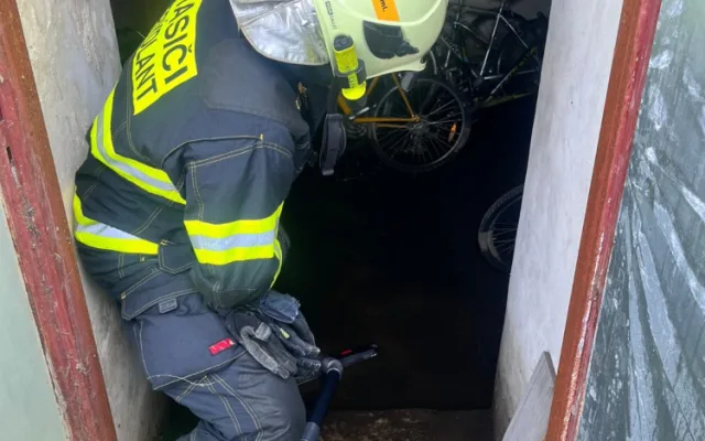 Nový vodní vysavač vyzkoušeli frýdlantští hasiči v ostrém provozu. Pomohl po prudkých bouřkách v minulém týdnu