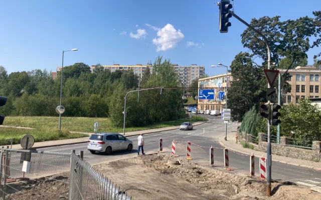 Dvorská ulice v Liberci, hlavní přístupová cesta na Králův háj, se dopravě otevře až začátkem října