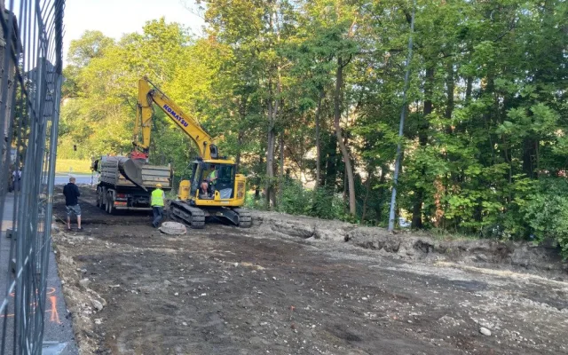 Dvorská ulice v Liberci, hlavní přístupová cesta na Králův háj, se dopravě otevře až začátkem října