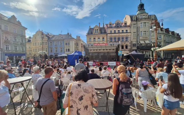 Festival národnostních menšin láká před libereckou radnici na ukázku cizích kultur i ochutnávku specialit